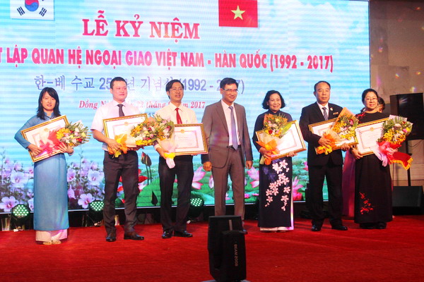 Leaders of Dong Nai and Gyeongnam honor collectives and individuals for their contributions to the relationship between the two provinces.