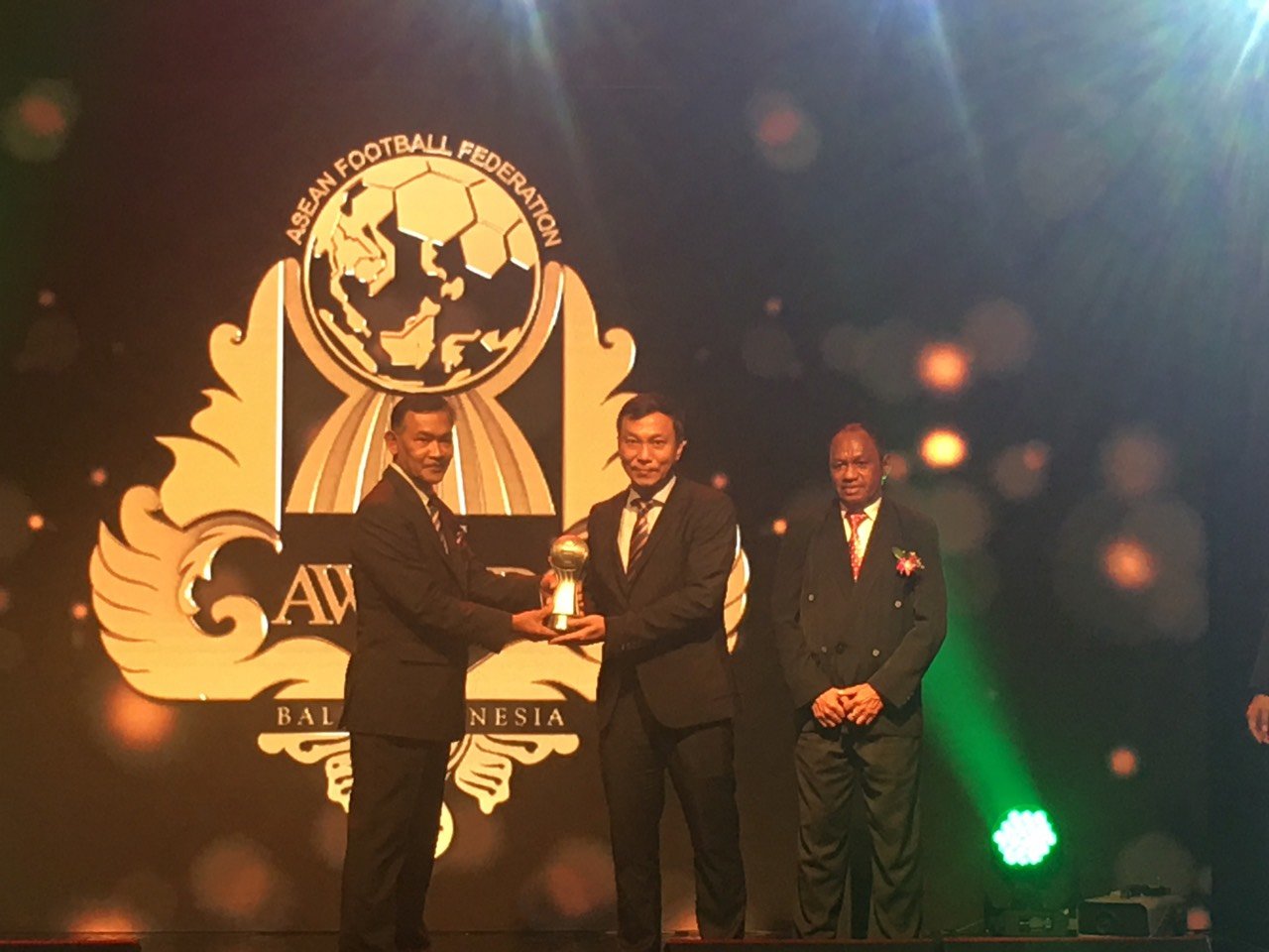 Ông Trần Quốc Tuấn thay mặt VFF nhận giải thưởng LĐBĐ thành viên của năm.  Ảnh: VŨ DƯƠNG