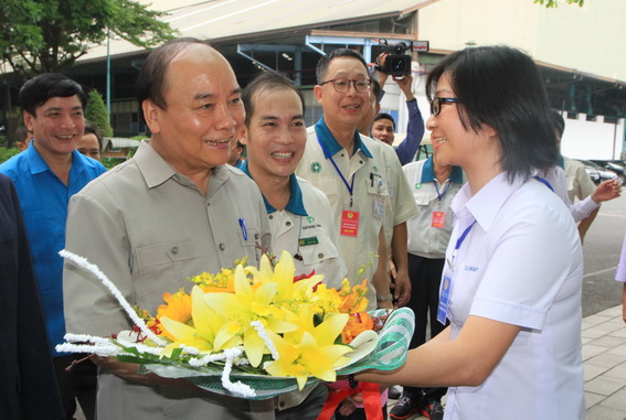PM Nguyen Xuan Phuc and employees at Taekwang Vina Industrial Joint Stock Company