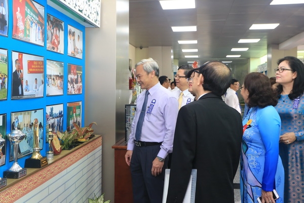Đồng chí Nguyễn Phú Cường tham quan triển lãm trưng bày thành tựu 20 năm của Trường đại học Lạc Hồng.