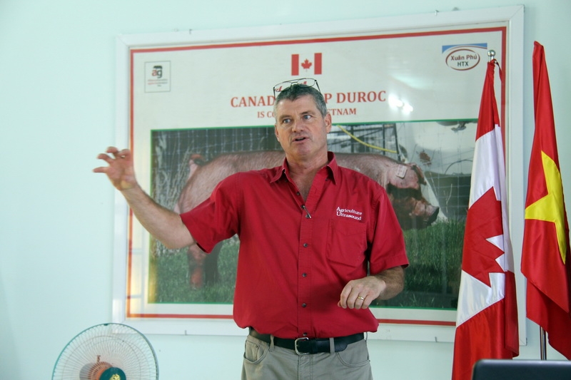 Ông Chris Crump, chuyên gia kỹ thuật của Trung tâm cải thiện heo giống Canada (CCSI) chia sẻ tại hội nghị.