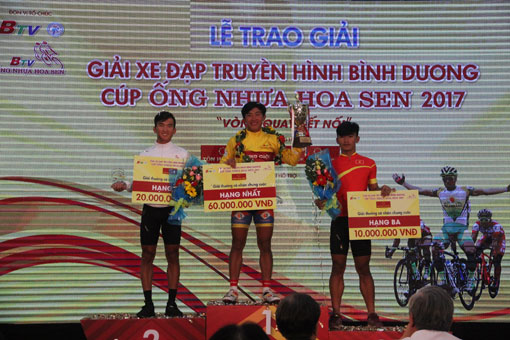 Winning athletes receive their medals and bonuses on podium. — Photo thethaovietnam.vn  Read more at http://vietnamnews.vn/sports/419334/cuong-wins-binh-duong-television-cycling-tournament.html#zo2aR4CheO1aq7Vb.99
