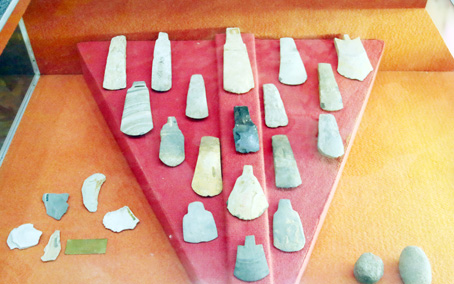 Một số công cụ lao động, vũ khí bằng đá