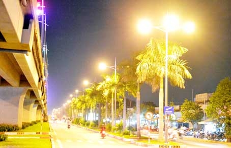 Một dãy đèn đường tại khu vực chân cầu Hóa An (TP.Biên Hòa).
