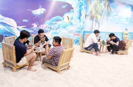 Căn phòng bãi biển nhân tạo tại quán trà và cà phê Si Garden (phường Tân Phong, TP.Biên Hòa) mang lại những trải nghiệm mới cho giới trẻ.