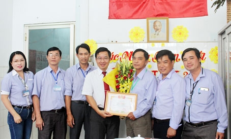 Phó giám đốc Sở Y tế Lê Quang Trung (giữa) trao giấy khen đột xuất của Sở Y tế cho Giám đốc Trung tâm Pháp y Đồng Nai Trần Văn Hoàng.