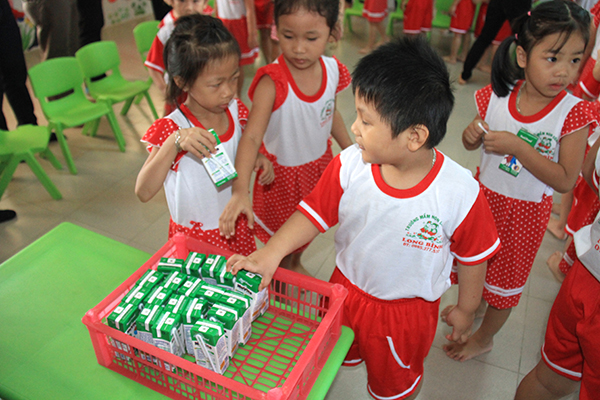 Học sinh Trường mầm non Long Bình (phương Long Bình, TP.Biên Hòa trong giờ uống sữa được cung cấp từ Đề án sữa học đường của tỉnh.