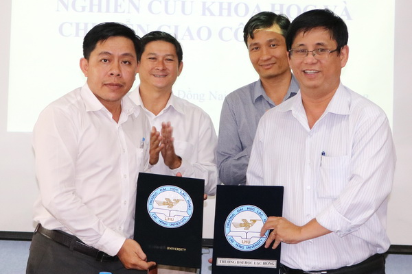 Representatives of Dong Nai Import-Export Association and Lac Hong University sign the MoU