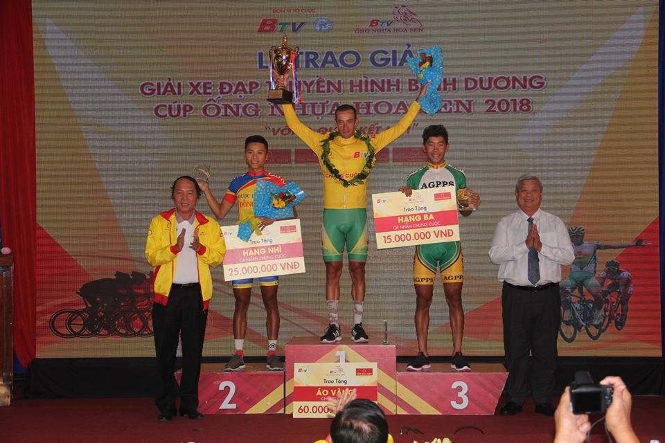 Sarda Pered Javier celebrates winning the overall yellow jersey of the Bình Dương Television Cycling Tournament yesterday. — Photo tinthethao.com.vn  Read more at http://vietnamnews.vn/sports/448975/sarda-pered-javier-wins-overall-yellow-jersey.html#0yetCdxC6oc78l3u.99