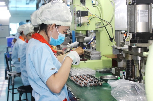 Khu công nghiệp Nhơn Trạch 3 (huyện Nhơn Trạch) đã lấp đầy, tiếp tục mở rộng giai đoạn 2. Trong ảnh: Một nhà máy mới hoàn thành đi vào sản xuất