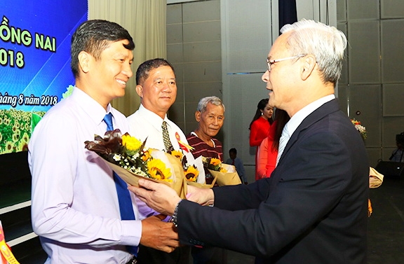 Đồng chí Nguyễn Phú Cường, Bí thư Tỉnh ủy tặng hoa chúc mừng các điển hình tiêu biểu giao lưu tại buổi lễ
