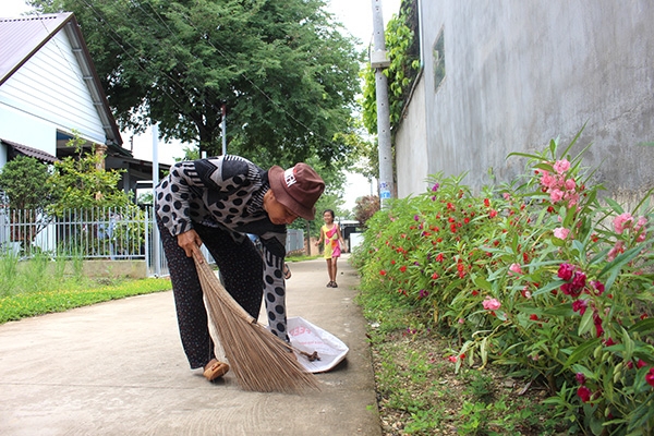 Hằng ngày, bà Nguyễn Thị Thu Huyền đều quét dọn, chăm sóc hoa ven 2 bên đường khu dân cư 4, ấp 2, xã Phú Ngọc (huyện Định Quán).