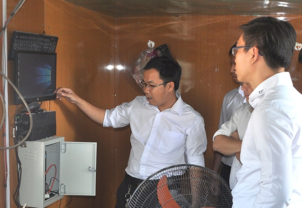 Lực lượng chức năng kiểm tra việc kiểm soát tải trọng tại một mỏ khai thác đá ở xã Phước Tân (TP.Biên Hòa) sau khi lắp đặt hệ thống camera giám sát cân xe. Ảnh: T.HẢI