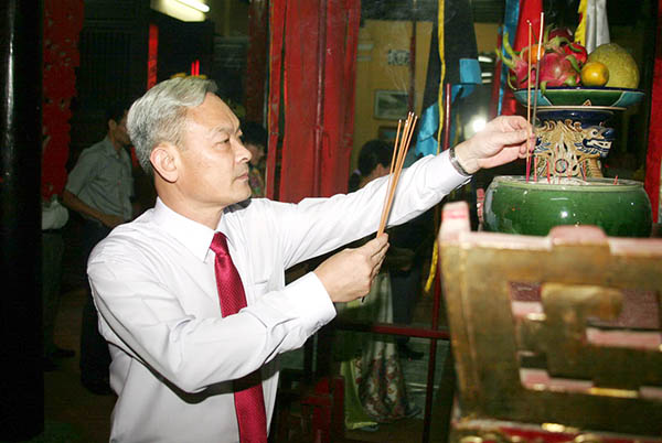 Đồng chí Nguyễn Phú Cường, Ủy viên Trung ương Đảng, Bí thư Tỉnh ủy, Chủ tịch HĐND tỉnh dẫn đầu đoàn lãnh đạo của tĩnh đến thăm và dâng hương, hoa, lễ vật tại Di tích lịch sử cấp quốc gia Đền thờ Nguyễn Hữu Cảnh (xã Hiệp Hòa, TP.Biên Hòa) trong đêm giao thừa.