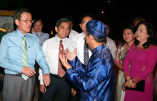 đồng chí Đinh Quốc Thái, Phó bí thư Tỉnh ủy, Chủ tịch UBND tỉnh và đồng chí Huỳnh Văn Tới, Ủy viên ban TVTU, Chủ tịch Ủy ban MTTQ Việt Nam tỉnh trò chuyện cùng các thành viên trong ban quý tế Đền thờ Nguyễn Hữu Cảnh (xã Hiệp Hòa, TP.Biên Hòa) khi đến dâng hương tại đây.