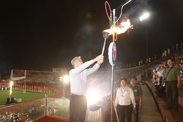 Standing Vice Secretary of the provincial Party’s Committee Tran Van Tu lights up torch estrade at the festival.