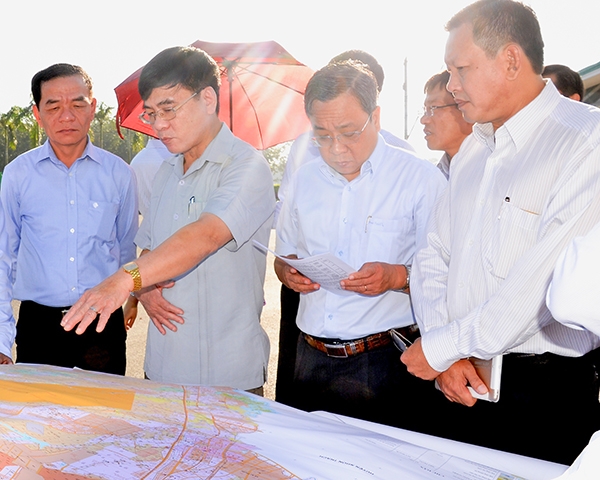Đoàn công tác của Ủy ban Kinh tế của Quốc hội cùng các ban, ngành của tỉnh kiểm tra khu vực xây dựng khu tái định cư Lộc An - Bình Sơn. Ảnh: K. Giới