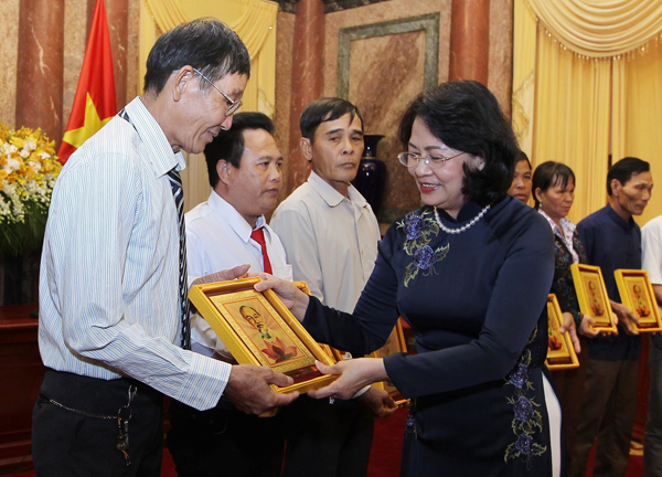 Vice President Dang Thi Ngoc Thinh presents gifts to patriarchs of Dong Nai’s ethnic groups (Photo: VNA)
