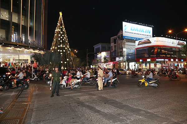 Cán bộ, chiến sĩ Cảnh sát 113 phối hợp với lực lượng cảnh sát giao thông giữ an ninh trật tự, an toàn giao thông trong đêm Giáng sinh 2018.