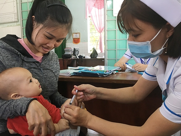 Trẻ được tiêm vaccine ComBE Five tại Trạm y tế phường Trảng Dài, TP.Biên Hòa. Ảnh: N.LIÊN