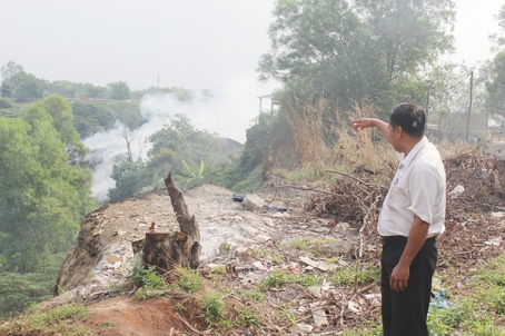 Người dân xã Hóa An (TP.Biên Hòa) hằng ngày phải chịu cảnh khói bụi từ các đống rác thải công nghiệp đổ trộm.  Ảnh: D.LINH