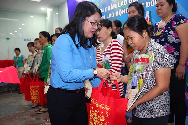 Chủ tịch Liên đoàn Lao động tỉnh Nguyễn Thị Như Ý tặng quà cho những công nhân có hoàn cảnh khó khăn Ảnh: HẠNH DUNG