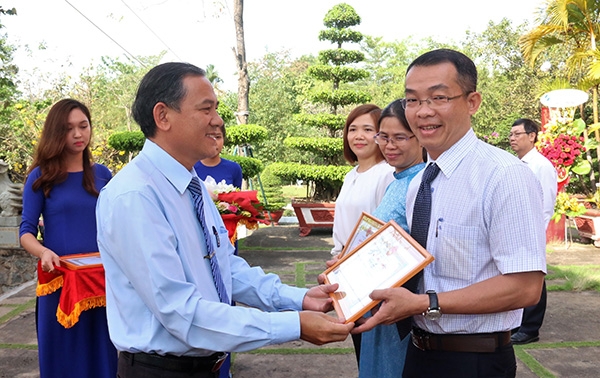 Phó trưởng Ban Tuyên giáo Tỉnh ủy Phạm Tấn Linh trao giải Bản tin xuân Kỷ Hợi 2019 cho các đơn vị.