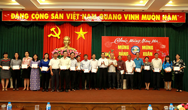 Lãnh đạo Tỉnh ủy chụp hình lưu niệm với đại diện các cơ quan tham dự buổi gặp mặt