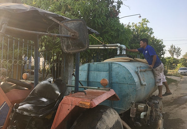 Xe chở nước phục vụ người dân xã Phú Ngọc (huyện Định Quán) vào mùng 4 Tết