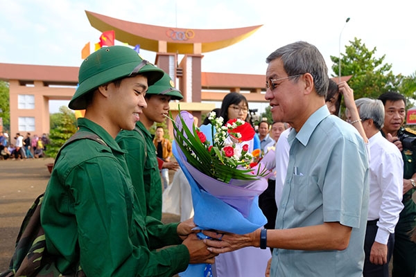 Phó Bí thư Tỉnh ủy, Chủ tịch UBND tỉnh, Chủ tịch Hội đồng nghĩa vụ quân sự tỉnh Đinh Quốc Thái tặng hoa cho các thanh niên trước lúc lên đường nhập ngũ. Ảnh: Đăng Tùng.