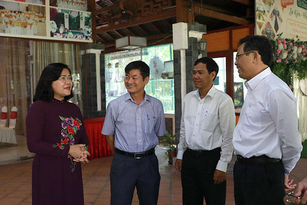 Phó chủ tịch UBND tỉnh Nguyễn Hòa Hiệp trao đổi với các đại biểu bên lề buổi hội thảo