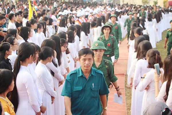 282 tân binh, chiến sĩ nghĩa vụ công an nhân dân hãnh diện bước lên bục vinh quang tại lễ giao, nhận quân