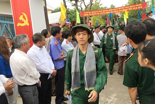 Các tân binh huyện Định Quán quàng khăn rằn lên đường thực hiện nghĩa vụ công dân.