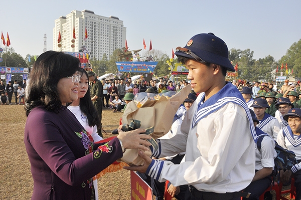 Phó chủ tịch UBND tỉnh Nguyễn Hòa Hiệp tặng hoa động viên tinh thần tân binh huyện Long Thành. Ảnh: Thanh Hải