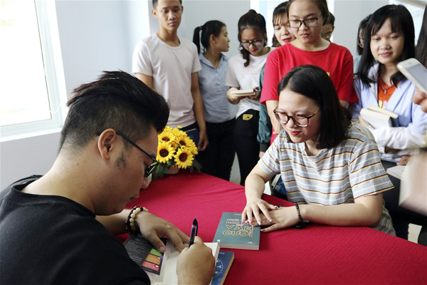 Nguyễn Nhật Ánh signs books for readers in HCM City on November 11. — Photo courtesy of Youth Publishing House  Read more at http://vietnamnews.vn/life-style/481566/best-selling-author-releases-book-worldwide.html#WsDPXKjLr1c3vZ7l.99