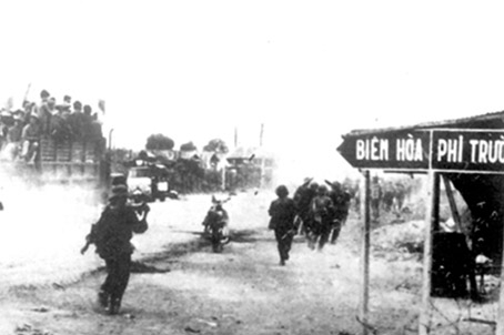 Quân giải phóng tiến vào tiếp quản TX.Biên Hòa trưa 30-4-1975. Ảnh: Tư liệu