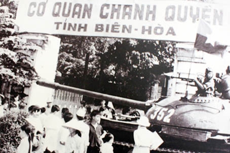 Quân giải phóng tiến vào tiếp quản Tòa hành chính tỉnh Biên Hòa trưa 30-4-1975. Ảnh: Tư liệu