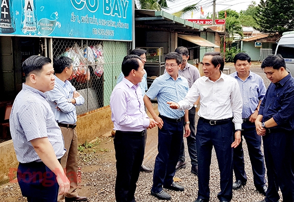 Đoàn công tác của Bộ Kế hoạch - đầu do Thứ trưởng Nguyễn Văn Trung (thứ 2 từ phải qua) đến khảo sát thực địa khu vực dự án Cảng hàng không quốc tế Long Thành