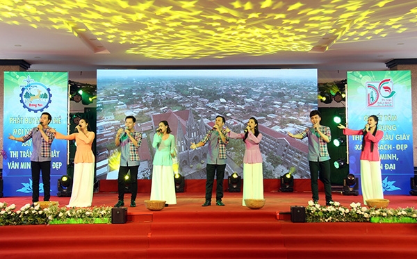 Một tiết mục văn nghệ chào mừng thành lập thị trấn Dầu Giây.