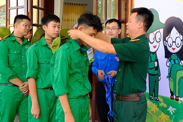 Thượng tá Phùng Hồng Hoàng, Phó Chính ủy Lữ đoàn pháo binh 75 trao thẻ học viên cho gần 100 thiếu niên tham gia “Học kỳ trong quân đội”.