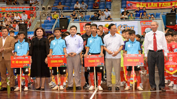 Ban tổ chức tặng hoa, cờ lưu niệm cho các đội tham dự lễ khai mạc