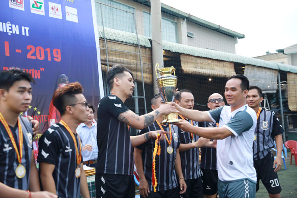 Ông Nguyễn Quốc Bảo, Giám đốc Công ty Máy tính Đồng Nai trao cúp cho đội giành ngôi vô địch
