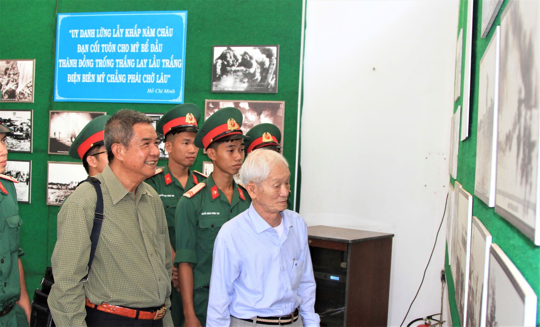 nguyên Phó bí thư Tỉnh ủy, nguyên Chủ tịch UBND tỉnh Võ Văn Một cùng các đồng chí nguyên là lãnh đạo tỉnh, cán bộ chiến sĩ Bộ Chỉ huy quân sự tỉnh xem triển lãm.