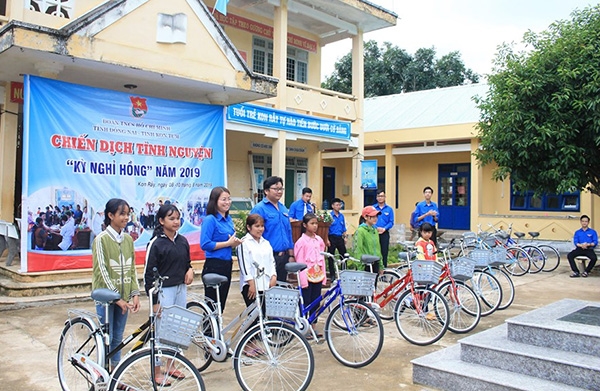 Các em học sinh huyện Kon Rẫy tỉnh Kon Tum được tặng xe đạp chuân bị cho năm học mới