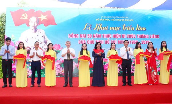 Delegates cut the ribbon to open the exhibition in Dong Nai