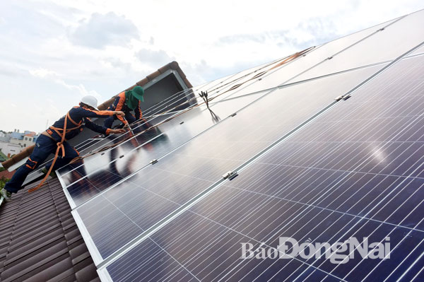 Lắp đặt một hệ thống điện năng lượng mặt trời mái nhà ở TP.Biên Hòa. Ảnh: CTV