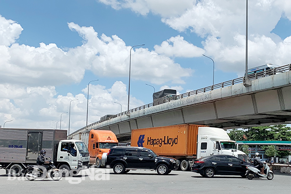 Xe container tham gia giao thông tại ngã tư Vũng Tàu, TP.Biên Hòa