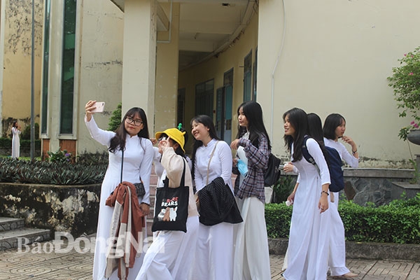 Các học sinh Trường THPT Trấn Biên cùng nhau chụp hình kỷ niệm trong ngày khai giảng năm học mới