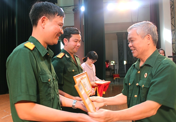 Phó chủ tịch Hội CCB tỉnh Nguyễn Văn Việt trao giải nhì tập thể