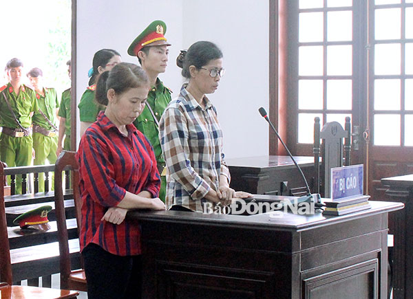 Hai bị cáo Vũ Thị Dung và Nguyễn Thị Ngọc Sương (từ phải qua) lãnh án nặng vì đưa thông tin chống phá Nhà nước lên mạng xã hội. Ảnh: T.Tâm